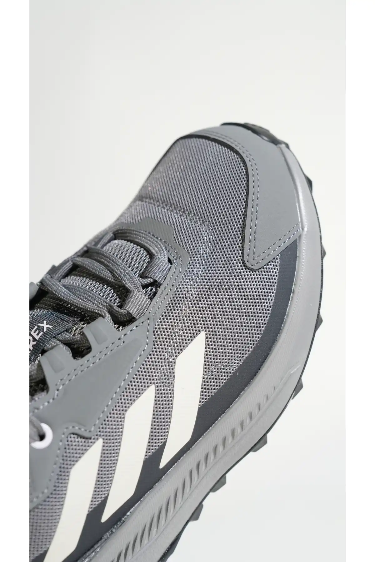 کفش اسپورت مردانه مدل جدید پاییز  2025  برند  adidas به رنگ  خاکستری