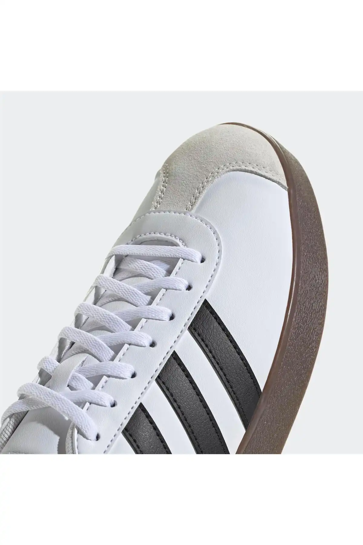 کفش اسپورت مردانه مدل جدید پاییز  2025  برند  adidas به رنگ  سفید