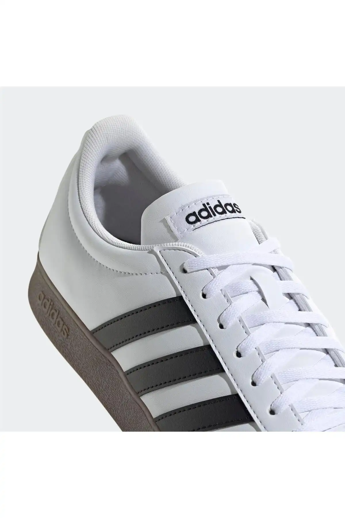 کفش اسپورت مردانه مدل جدید پاییز  2025  برند  adidas به رنگ  سفید