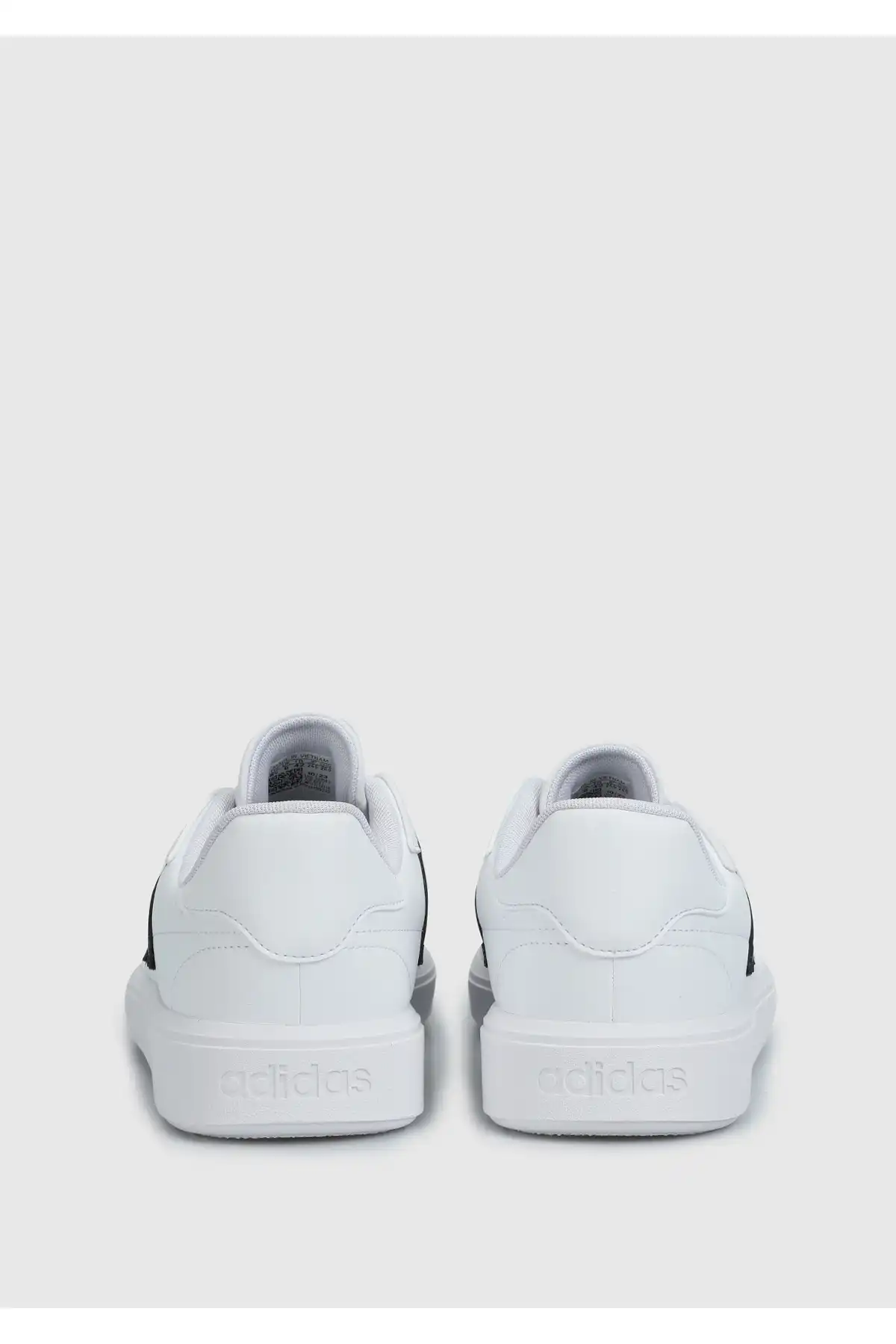 کفش اسپورت مردانه مدل جدید پاییز  2025  برند  adidas به رنگ  ابر سفید / هسته سیاه / ابر سفید