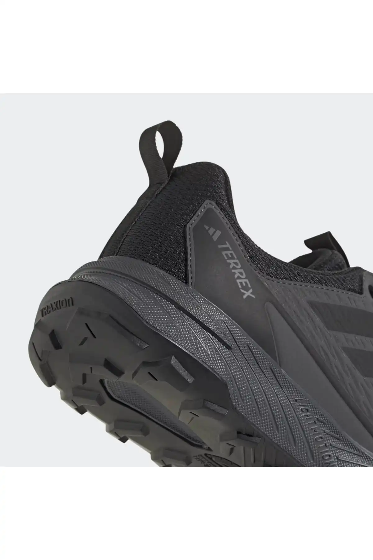 کفش اسپورت مردانه مدل جدید پاییز  2025  برند  adidas به رنگ  سیاه