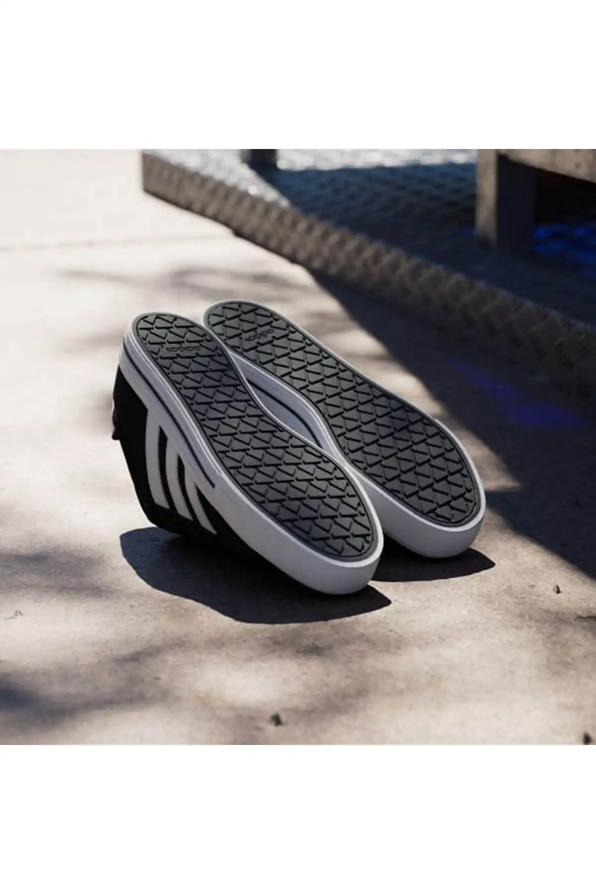 کفش اسپورت مردانه مدل جدید پاییز  2025  برند  adidas به رنگ  سیاه هسته