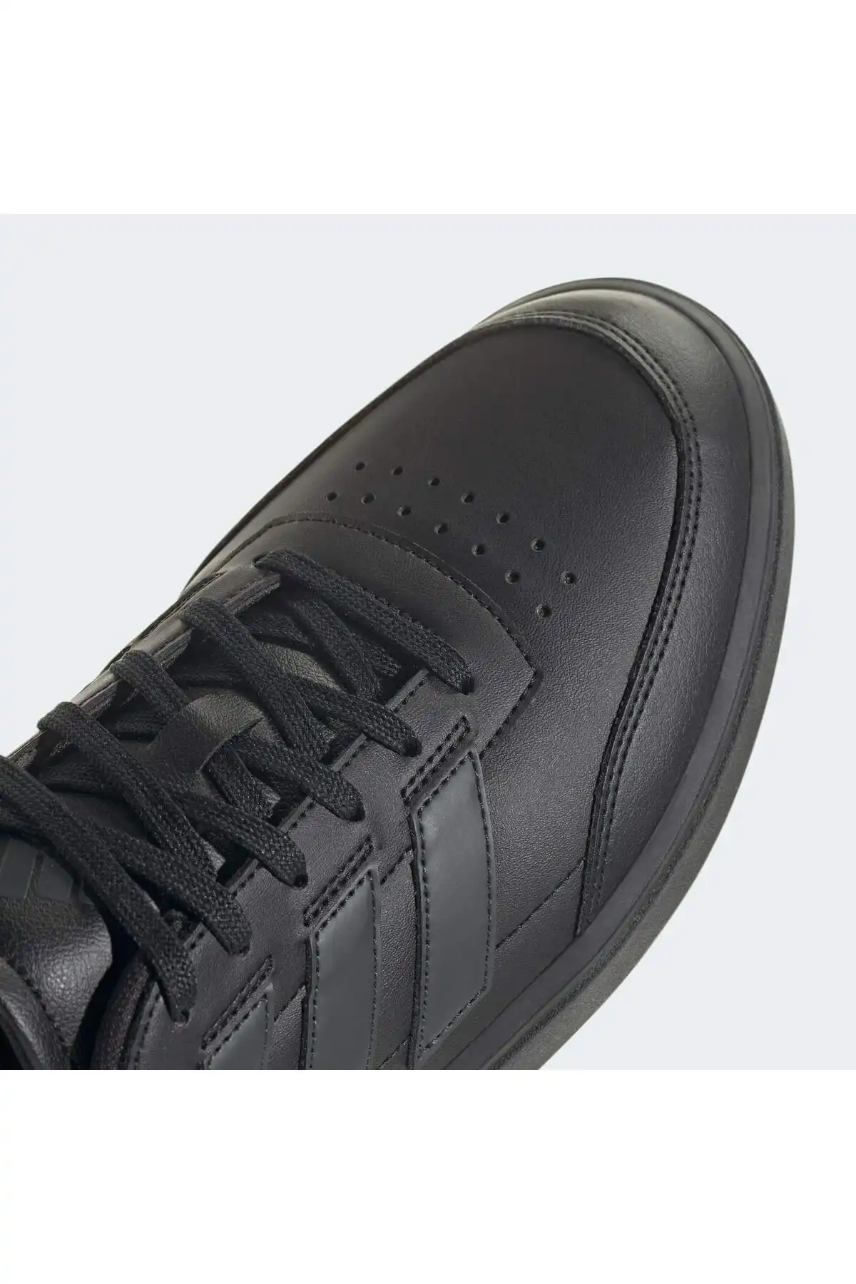 کفش اسپورت مردانه مدل جدید پاییز  2025  برند  adidas به رنگ  سیاه هسته