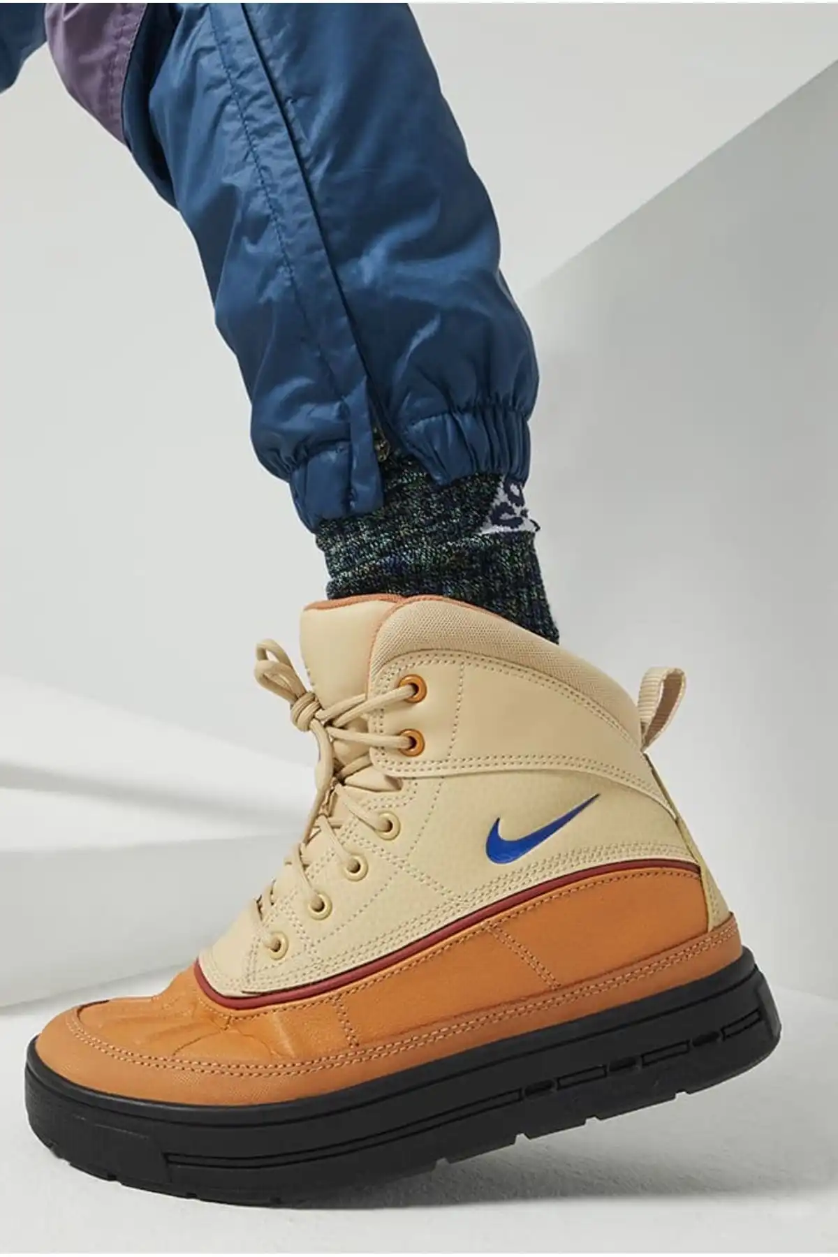 چکمه Woodside 2 High (ACG). برند   Nike به رنگ  زرد در دسته بوت مردانه