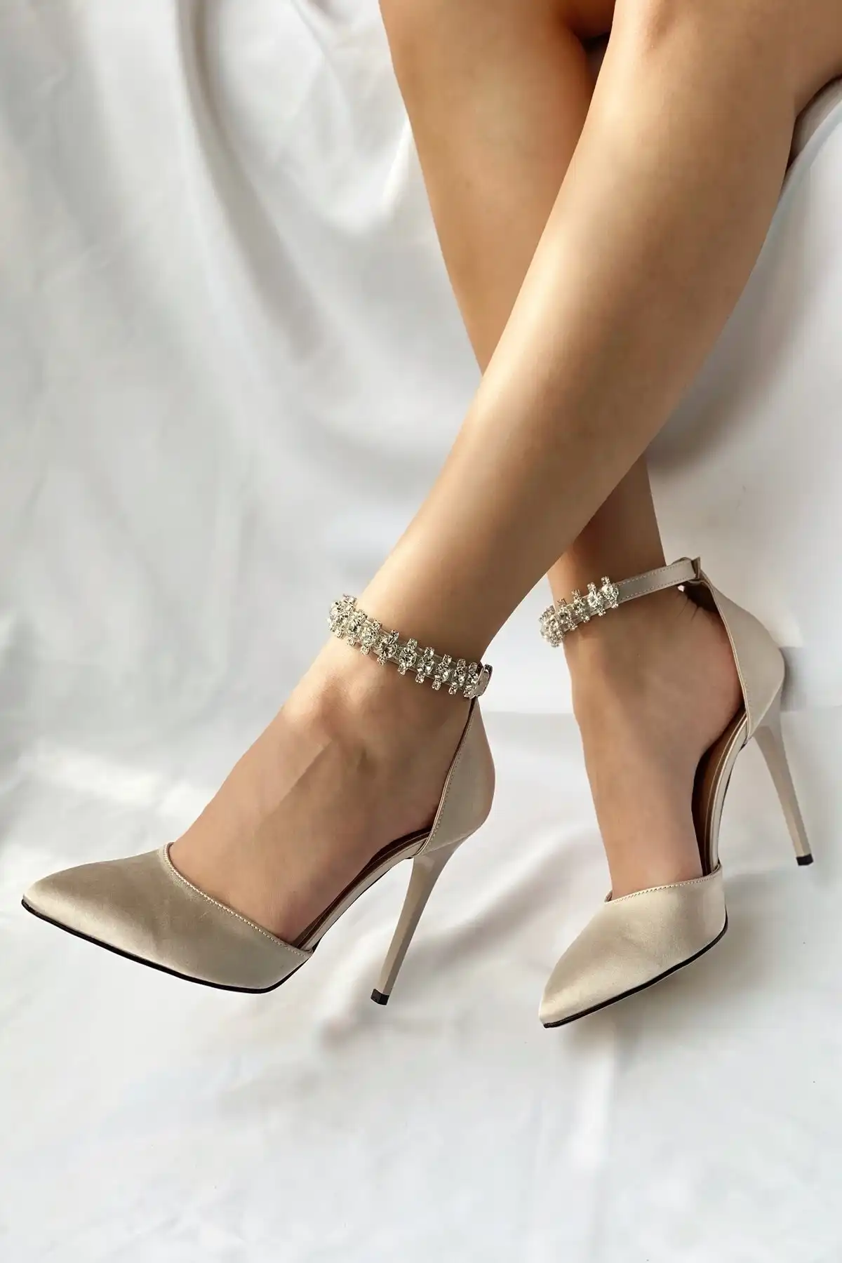 کفش مجلسی زنانه اصل ترکیه مدل جدید 2025  برند   Nil Shoes ( نیل کفش )  به رنگ  بژ