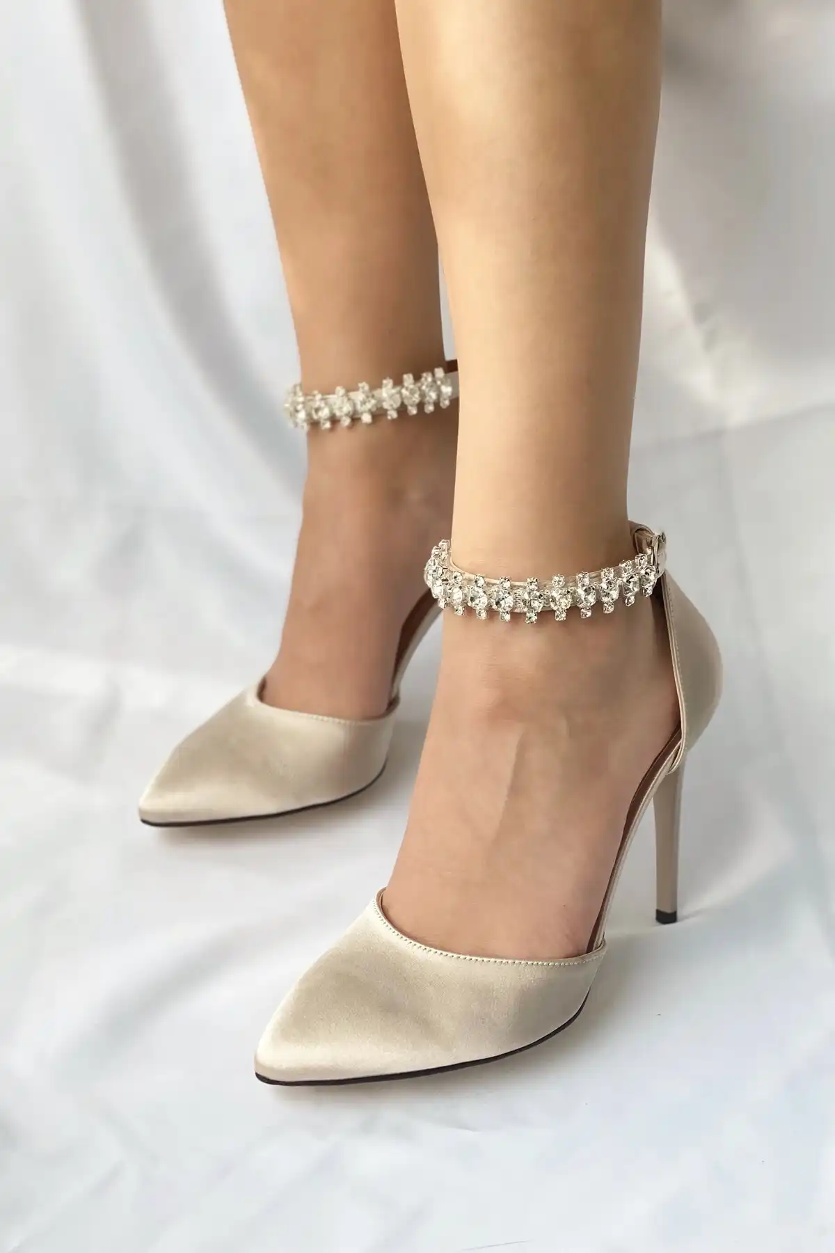 کفش مجلسی زنانه اصل ترکیه مدل جدید 2025  برند   Nil Shoes ( نیل کفش )  به رنگ  بژ