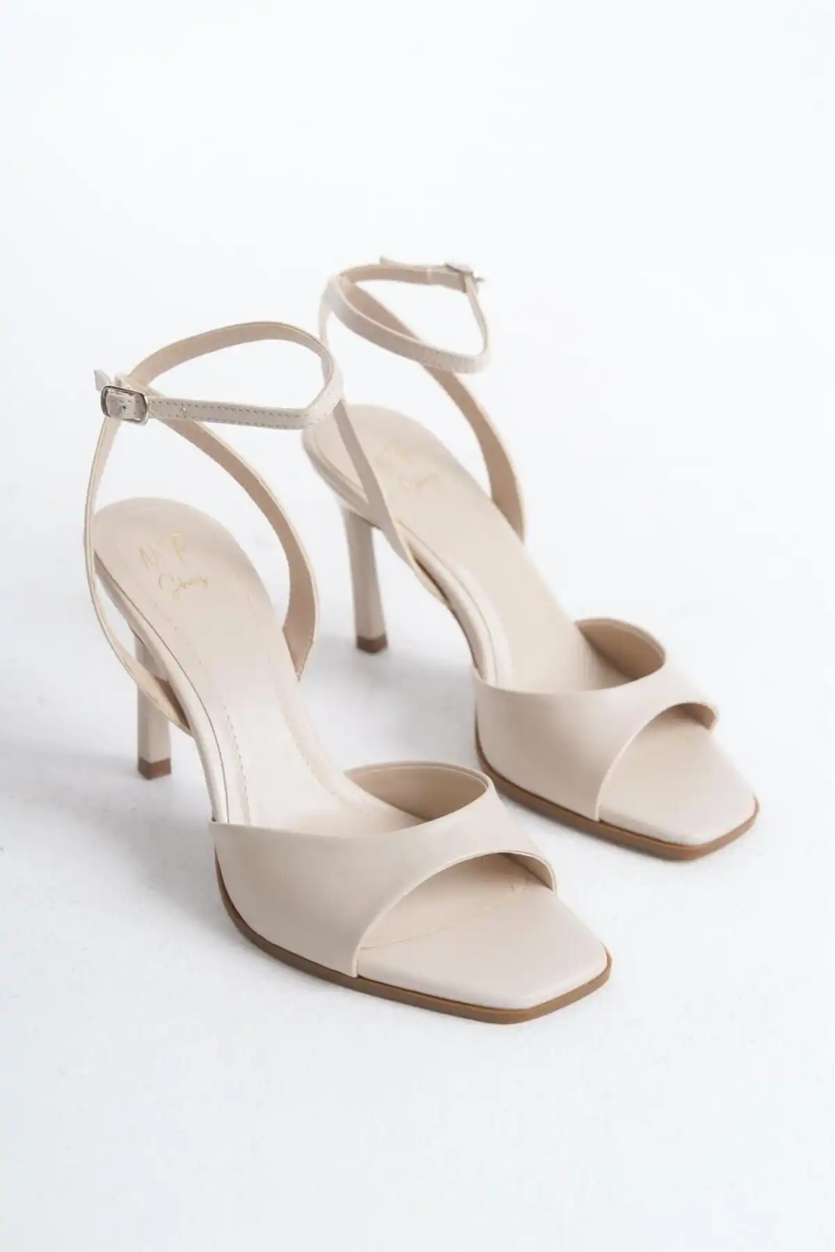 کفش مجلسی زنانه اصل ترکیه مدل جدید 2025  برند  NITU Shoes ( کفش های NITU )  به رنگ  بژ